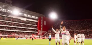 Jogadores do Flamengo em campo após partida de futebol