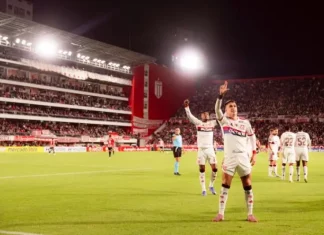 Jogadores do Flamengo em campo após partida de futebol