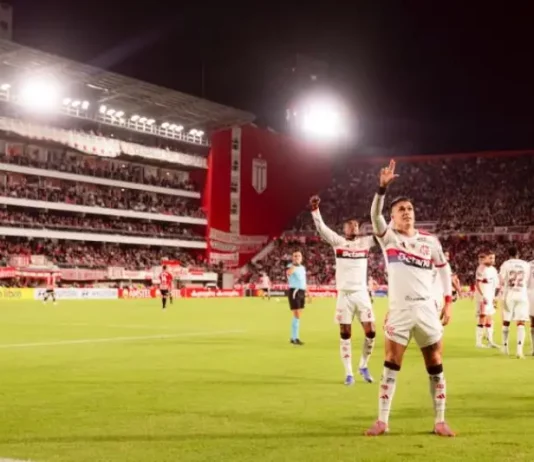 Jogadores do Flamengo em campo após partida de futebol