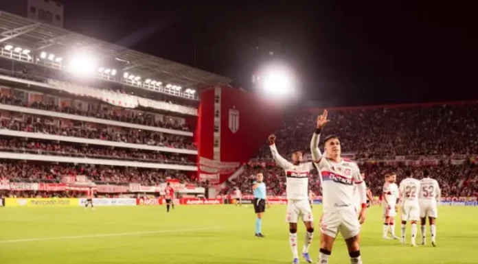 Jogadores do Flamengo em campo após partida de futebol