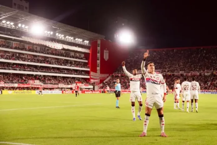 Jogadores do Flamengo em campo após partida de futebol