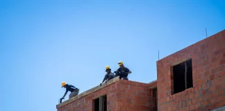 Trabalhadores atuam na construção de unidades habitacionais em Florianópolis, ilustrando o avanço de obras do programa Floripa Para Todos.