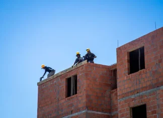 Floripa Para Todos atende famílias de até 10 salários mínimos Trabalhadores atuam na construção de unidades habitacionais em Florianópolis, ilustrando o avanço de obras do programa Floripa Para Todos.