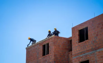 Floripa Para Todos atende famílias de até 10 salários mínimos Trabalhadores atuam na construção de unidades habitacionais em Florianópolis, ilustrando o avanço de obras do programa Floripa Para Todos.