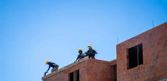 Floripa Para Todos atende famílias de até 10 salários mínimos Trabalhadores atuam na construção de unidades habitacionais em Florianópolis, ilustrando o avanço de obras do programa Floripa Para Todos.