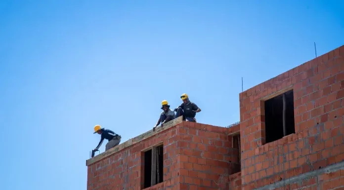 Floripa Para Todos atende famílias de até 10 salários mínimos Trabalhadores atuam na construção de unidades habitacionais em Florianópolis, ilustrando o avanço de obras do programa Floripa Para Todos.