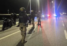 Agentes da PRF durante abordagem a motociclistas em Palhoça