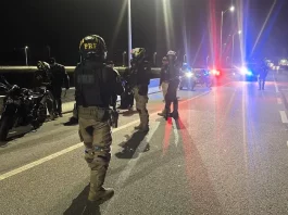 Agentes da PRF durante abordagem a motociclistas em Palhoça