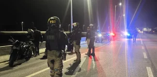 Agentes da PRF durante abordagem a motociclistas em Palhoça