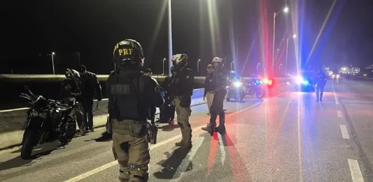 Agentes da PRF durante abordagem a motociclistas em Palhoça
