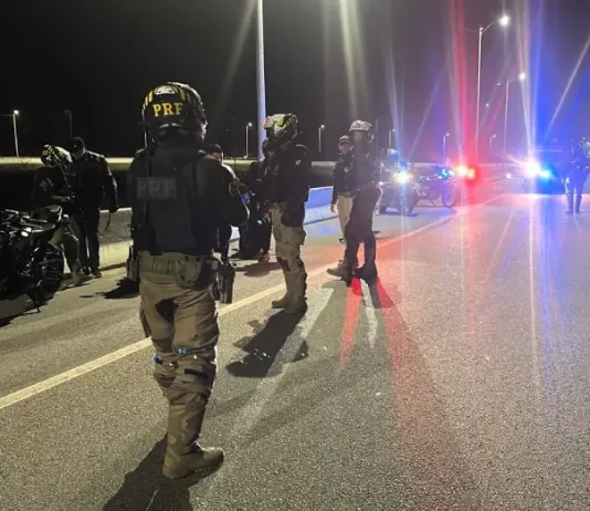 Agentes da PRF durante abordagem a motociclistas em Palhoça