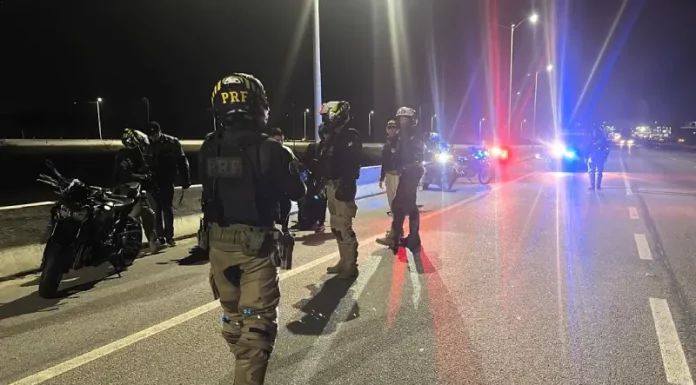 Agentes da PRF durante abordagem a motociclistas em Palhoça