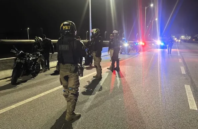 Agentes da PRF durante abordagem a motociclistas em Palhoça