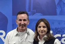 Carmen Zanotto assume comando do Republicanos SC Carmen Zanotto e Jorge Goetten durante a cerimônia de posse de Zanotto como presidente do Republicanos SC, mostrando a transmissão de cargo e liderança do partido.