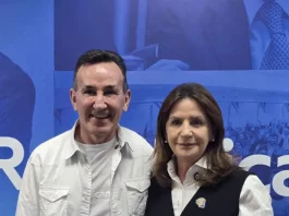 Carmen Zanotto e Jorge Goetten durante a cerimônia de posse de Zanotto como presidente do Republicanos SC, mostrando a transmissão de cargo e liderança do partido.