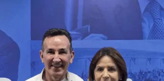 Carmen Zanotto e Jorge Goetten durante a cerimônia de posse de Zanotto como presidente do Republicanos SC, mostrando a transmissão de cargo e liderança do partido.