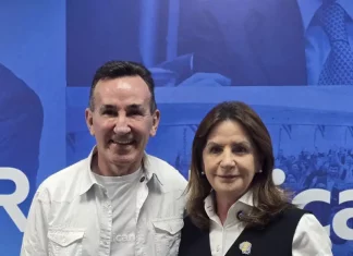 Carmen Zanotto e Jorge Goetten durante a cerimônia de posse de Zanotto como presidente do Republicanos SC, mostrando a transmissão de cargo e liderança do partido.