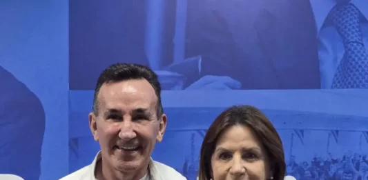 Carmen Zanotto e Jorge Goetten durante a cerimônia de posse de Zanotto como presidente do Republicanos SC, mostrando a transmissão de cargo e liderança do partido.