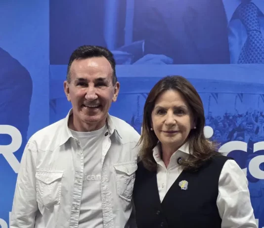 Carmen Zanotto assume comando do Republicanos SC Carmen Zanotto e Jorge Goetten durante a cerimônia de posse de Zanotto como presidente do Republicanos SC, mostrando a transmissão de cargo e liderança do partido.