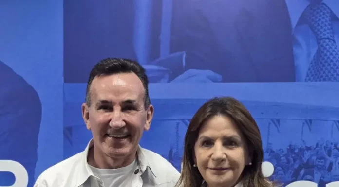Carmen Zanotto assume comando do Republicanos SC Carmen Zanotto e Jorge Goetten durante a cerimônia de posse de Zanotto como presidente do Republicanos SC, mostrando a transmissão de cargo e liderança do partido.