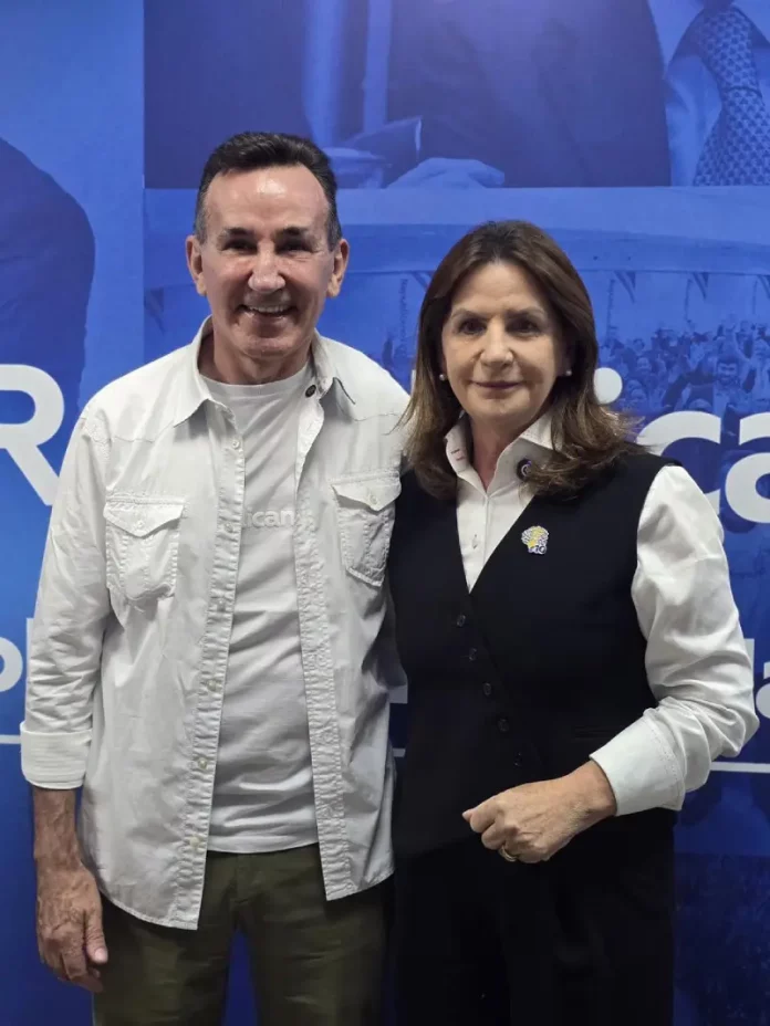 Carmen Zanotto e Jorge Goetten durante a cerimônia de posse de Zanotto como presidente do Republicanos SC, mostrando a transmissão de cargo e liderança do partido.