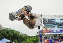 Skatista realiza manobra aérea durante etapa do STU National, ilustrando o nível técnico das competições e a estrutura do evento em Florianópolis.