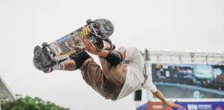 Skatista realiza manobra aérea durante etapa do STU National, ilustrando o nível técnico das competições e a estrutura do evento em Florianópolis.