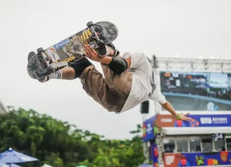 Skatista realiza manobra aérea durante etapa do STU National, ilustrando o nível técnico das competições e a estrutura do evento em Florianópolis.