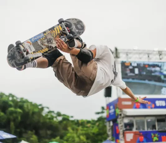 Skatista realiza manobra aérea durante etapa do STU National, ilustrando o nível técnico das competições e a estrutura do evento em Florianópolis.