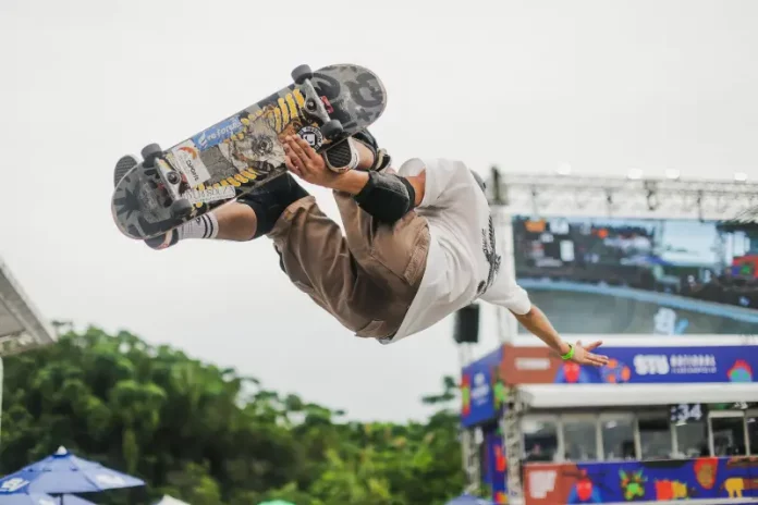 Skatista realiza manobra aérea durante etapa do STU National, ilustrando o nível técnico das competições e a estrutura do evento em Florianópolis.