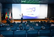 Governador Jorginho Mello durante apresentação no lançamento do Santa Catarina Canta 2026 em auditório, com público presente, destacando a abertura das inscrições e a divulgação do festival de música no estado.