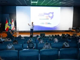 3ª edição do Santa Catarina Canta abre inscrições nesta quarta (29) Governador Jorginho Mello durante apresentação no lançamento do Santa Catarina Canta 2026 em auditório, com público presente, destacando a abertura das inscrições e a divulgação do festival de música no estado.