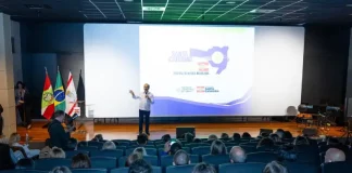 Governador Jorginho Mello durante apresentação no lançamento do Santa Catarina Canta 2026 em auditório, com público presente, destacando a abertura das inscrições e a divulgação do festival de música no estado.