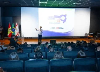 Governador Jorginho Mello durante apresentação no lançamento do Santa Catarina Canta 2026 em auditório, com público presente, destacando a abertura das inscrições e a divulgação do festival de música no estado.