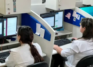 Profissionais de saúde utilizam computadores em central de teleatendimento, ilustrando o uso da saúde digital e da telemedicina no suporte remoto a pacientes em São José.