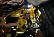 Bombeiros do CBMSC realizam resgate de vítimas presas em veículos após acidentes de trânsito, garantindo socorro e segurança.