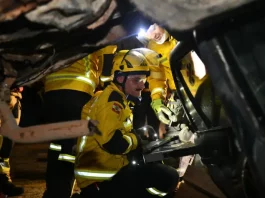 CBMSC reforça alerta para a Páscoa após mais de mil ocorrências de trânsito em 2026 Bombeiros do CBMSC realizam resgate de vítimas presas em veículos após acidentes de trânsito, garantindo socorro e segurança.