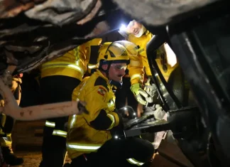Bombeiros do CBMSC realizam resgate de vítimas presas em veículos após acidentes de trânsito, garantindo socorro e segurança.