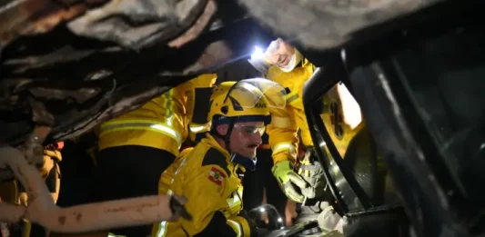 Bombeiros do CBMSC realizam resgate de vítimas presas em veículos após acidentes de trânsito, garantindo socorro e segurança.