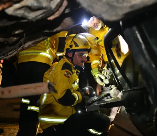 Bombeiros do CBMSC realizam resgate de vítimas presas em veículos após acidentes de trânsito, garantindo socorro e segurança.