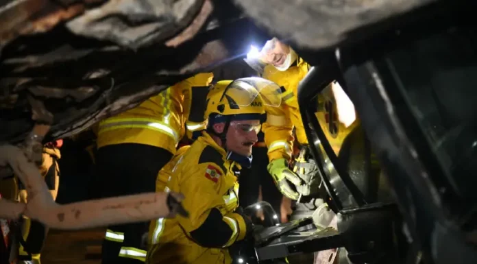 Bombeiros do CBMSC realizam resgate de vítimas presas em veículos após acidentes de trânsito, garantindo socorro e segurança.