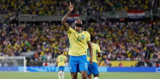 Jogadores da seleção brasileira comemoram a vitória sobre a Croácia em amistoso internacional