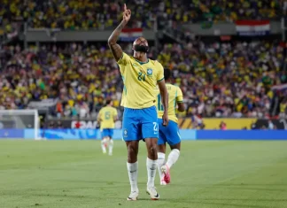 Jogadores da seleção brasileira comemoram a vitória sobre a Croácia em amistoso internacional