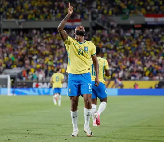 Jogadores da seleção brasileira comemoram a vitória sobre a Croácia em amistoso internacional