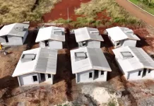 Vista aérea mostra casas em construção do programa habitacional Casa Catarina, destacando o andamento das obras e o modelo das moradias destinadas a famílias de baixa renda.