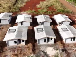 Primeiras obras do Casa Catarina devem ser concluídas em breve Vista aérea mostra casas em construção do programa habitacional Casa Catarina, destacando o andamento das obras e o modelo das moradias destinadas a famílias de baixa renda.