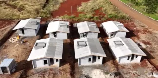 Vista aérea mostra casas em construção do programa habitacional Casa Catarina, destacando o andamento das obras e o modelo das moradias destinadas a famílias de baixa renda.
