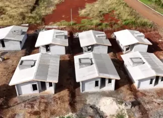 Vista aérea mostra casas em construção do programa habitacional Casa Catarina, destacando o andamento das obras e o modelo das moradias destinadas a famílias de baixa renda.