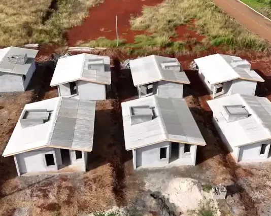 Vista aérea mostra casas em construção do programa habitacional Casa Catarina, destacando o andamento das obras e o modelo das moradias destinadas a famílias de baixa renda.