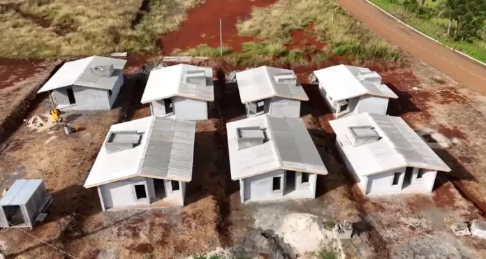 Vista aérea mostra casas em construção do programa habitacional Casa Catarina, destacando o andamento das obras e o modelo das moradias destinadas a famílias de baixa renda.